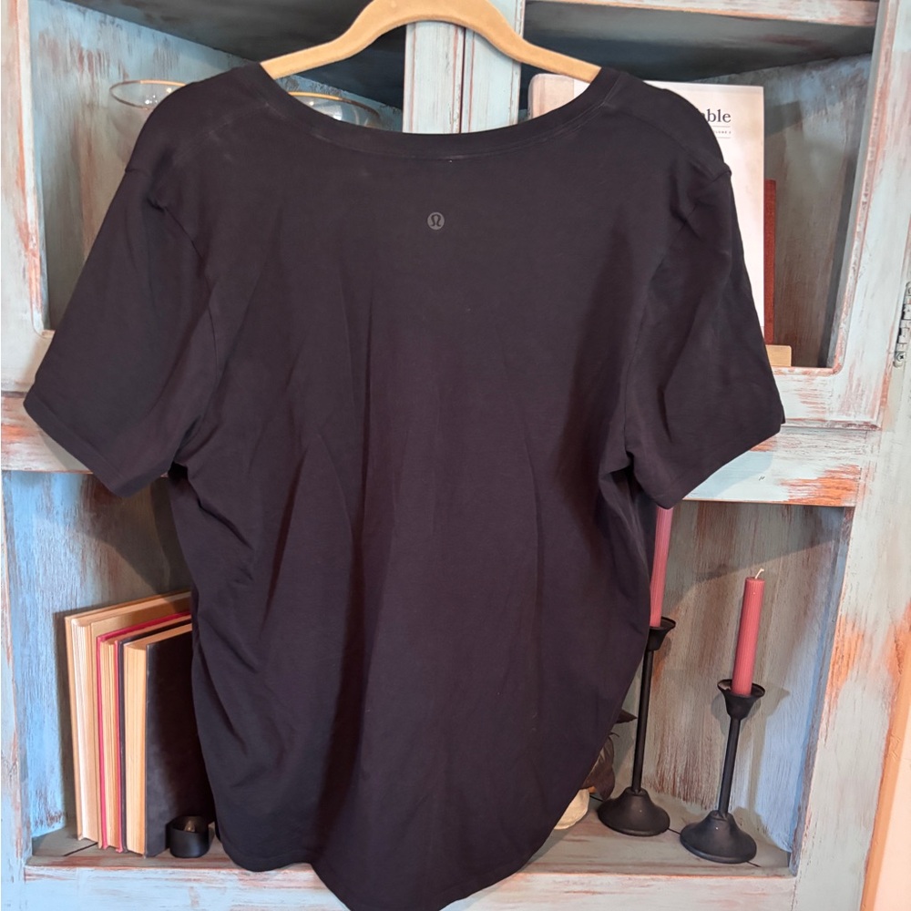 Lulu size 10.  V neck t shirt - Picture 7 of 8